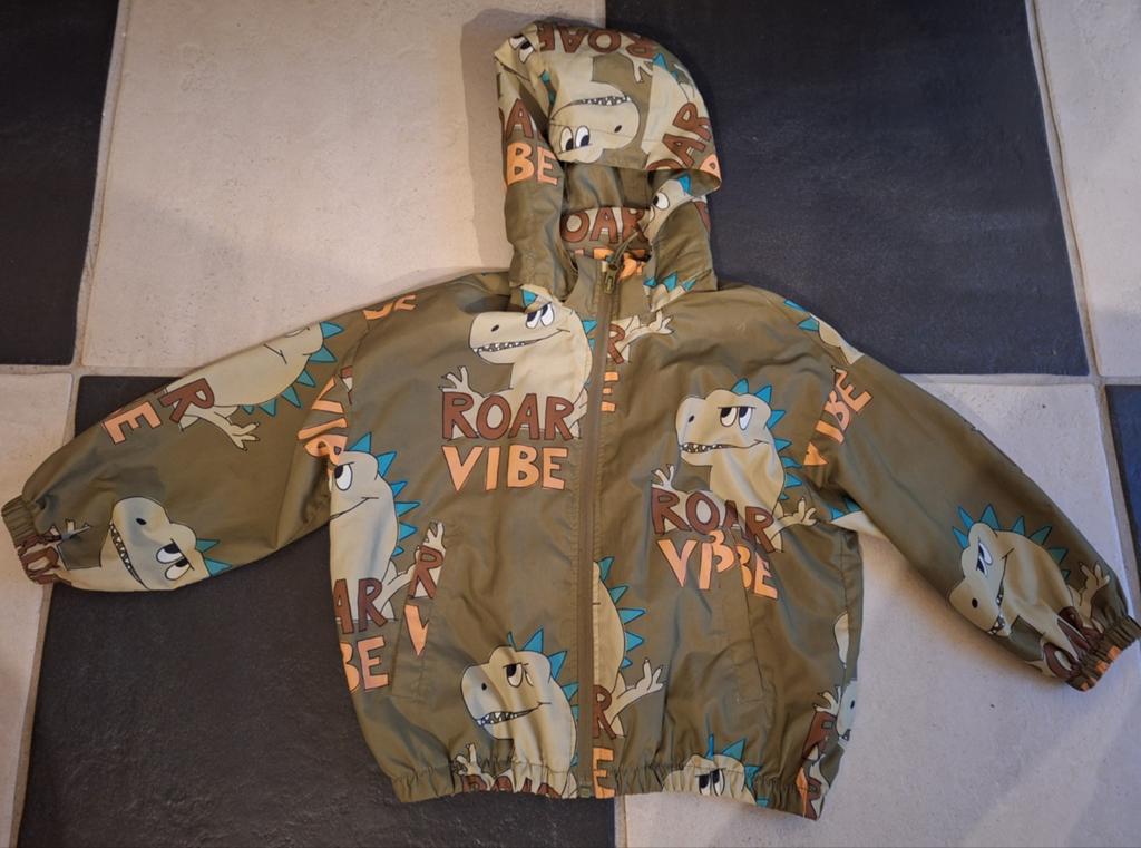 H&M Jongens Zomerjas Maat 110-116 met Dinoprint, Kinderen en Baby's, Kinderkleding | Overige, Ophalen of Verzenden, Zo goed als nieuw