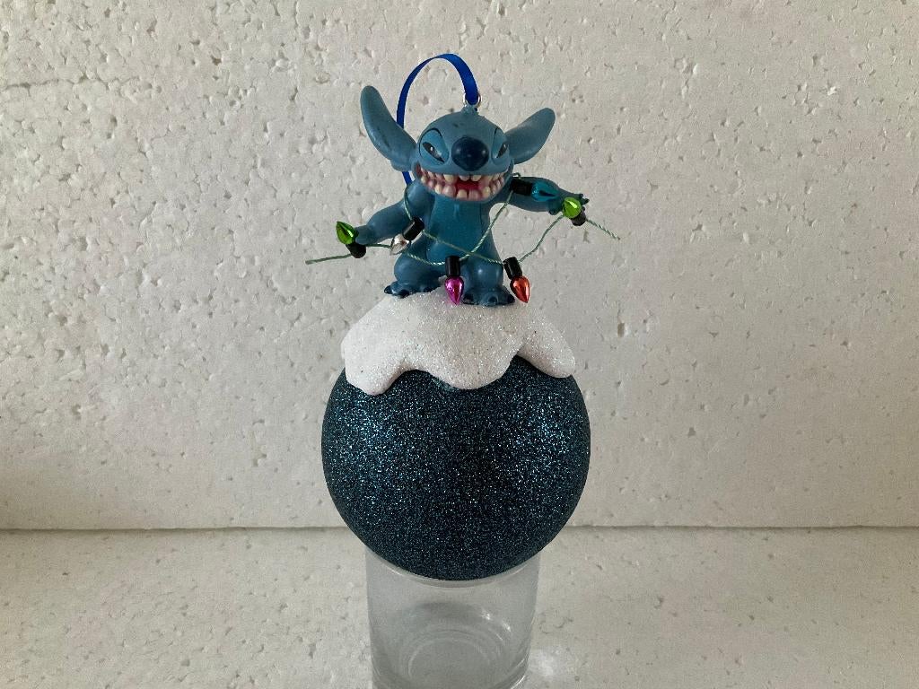 Disney Lilo en Stitch - kerstbal - ornament op bal, Ophalen of Verzenden, Overige figuren, Zo goed als nieuw, Beeldje of Figuurtje