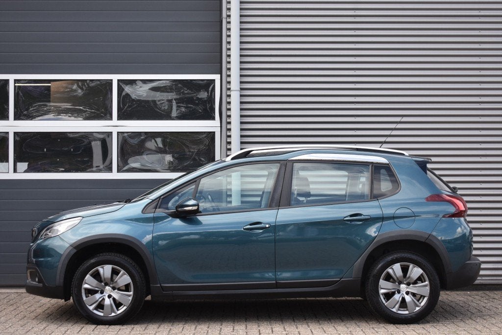 Peugeot 2008 1.2 PURET. BLUE LION / CARPLAY / PANO DAK, Auto's, Peugeot, Euro 6, 1199 cc, Bedrijf, Handgeschakeld