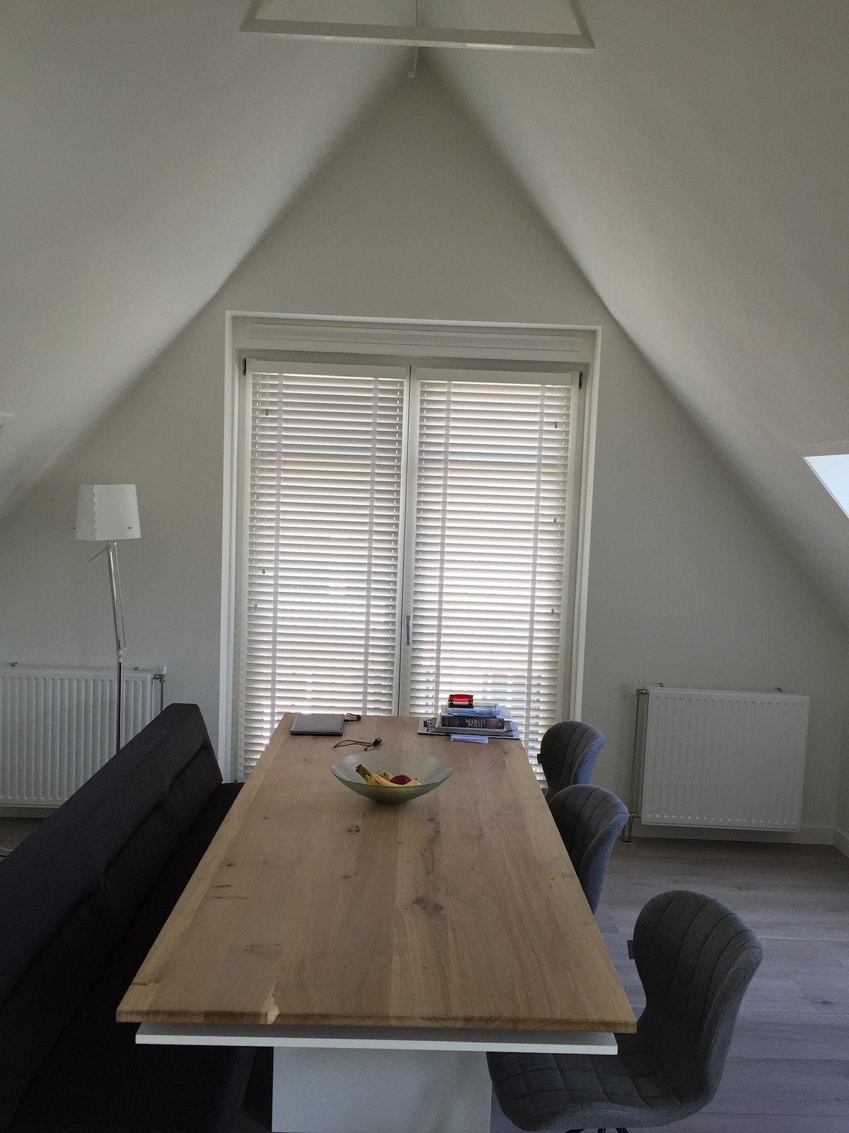Foto 4 van Design eettafel, massief eiken, 2.40 bij 1.00.