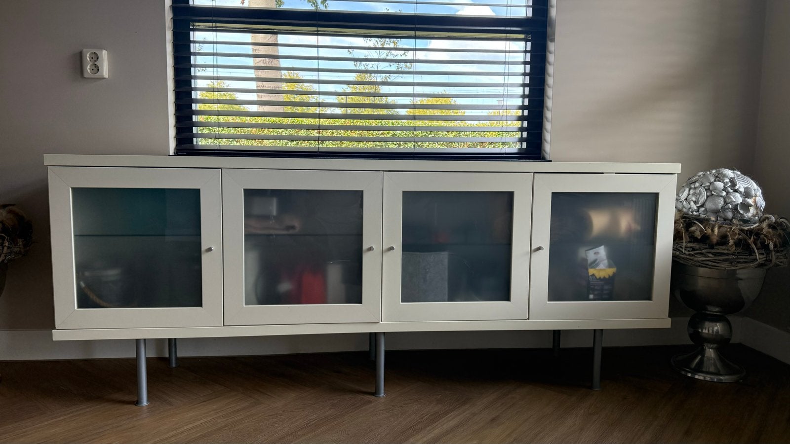 Strak wit dressoir met glazen deuren en planken, Ophalen, Gebruikt, 150 tot 200 cm, 25 tot 50 cm