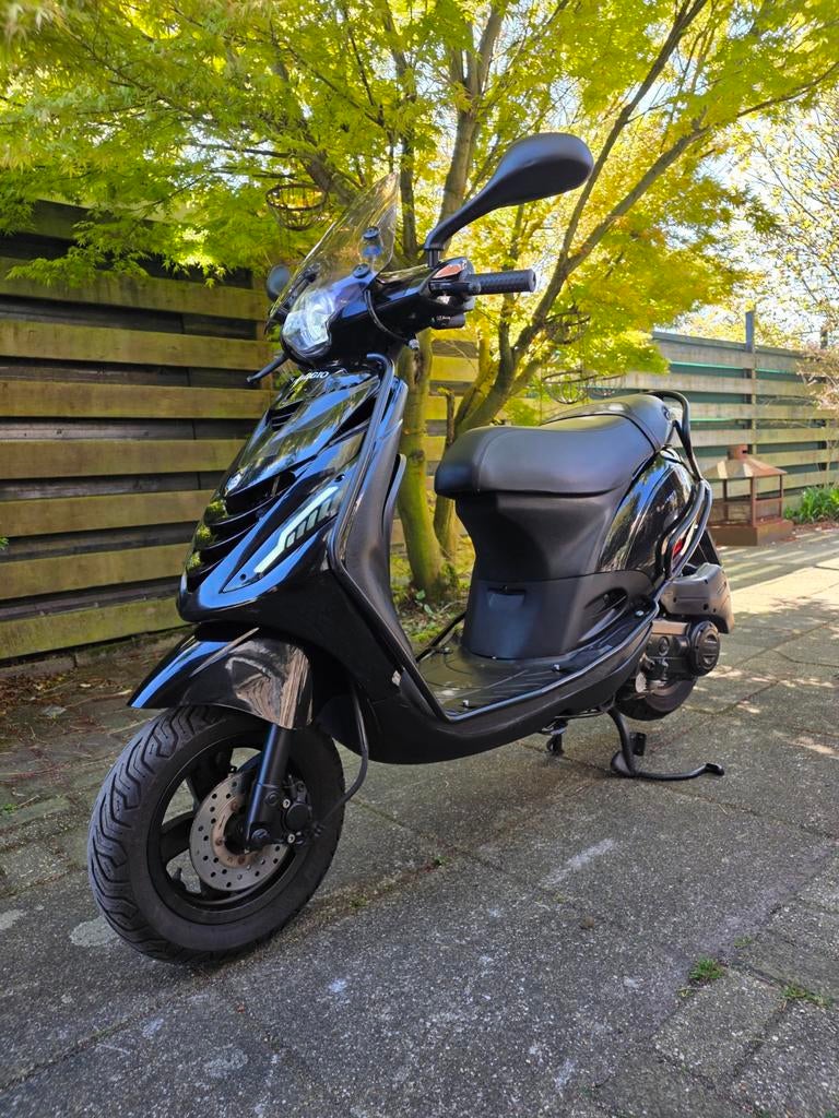 Piaggio Zip 2021 BROM Full option! (Geel kenteken), Fietsen en Brommers, Scooters | Vespa, Ophalen, Zo goed als nieuw, Benzine