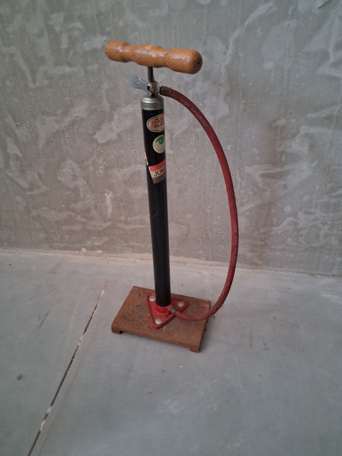 Vintage fietspomp met houten handvat, Ophalen of Verzenden, Gebruikt