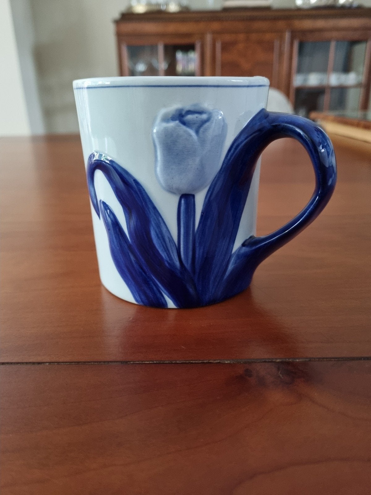 Handgeschilderde Delfts Blauwe Mok met Tulp, Ophalen of Verzenden