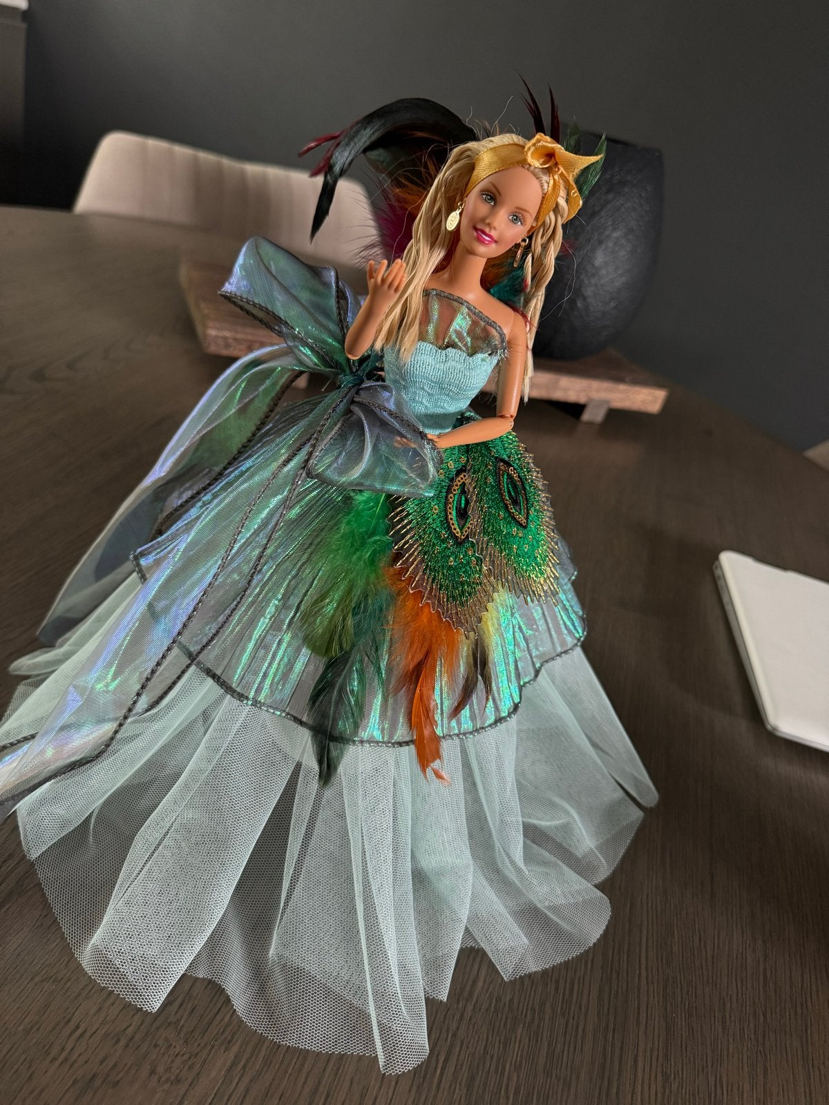 Barbie pop met unieke pauwenjurk en standaard. Vintage, Verzenden, Zo goed als nieuw, Barbie