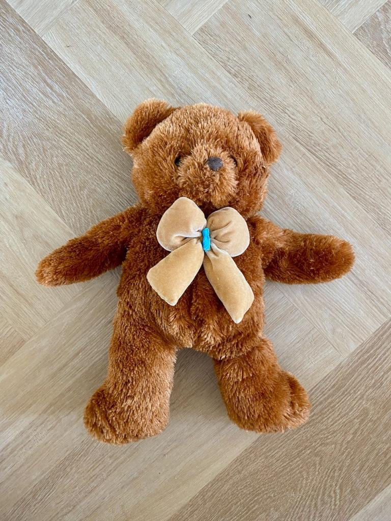 *NIEUW!* Zachte knuffelbeer, pluche, bruin, met strik!, Beer, Nieuw, Ophalen of Verzenden, Middelgroot (20 tot 80 cm)
