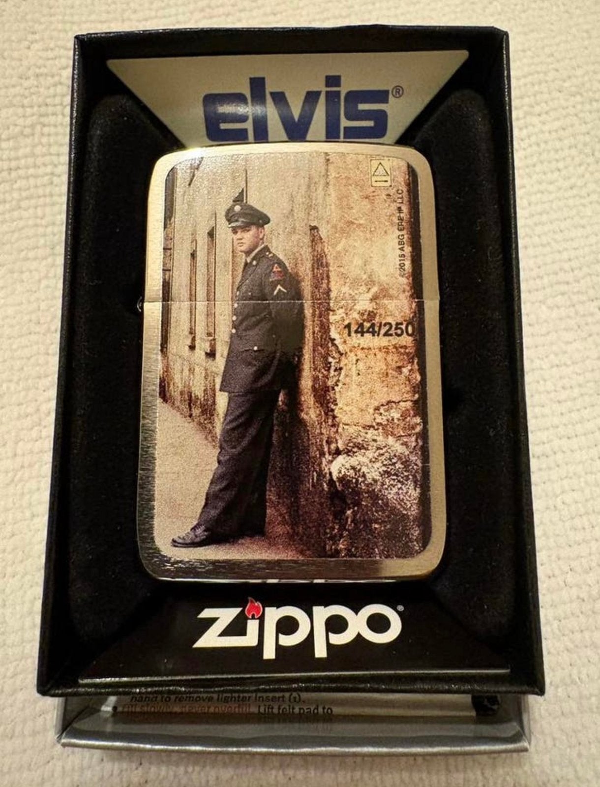 ZIPPO: ELVIS, ARMY 1941 REPLICA- LIMITED EDITION ( 144-250 ), Verzamelen, Rookartikelen, Aanstekers en Luciferdoosjes, Ophalen of Verzenden