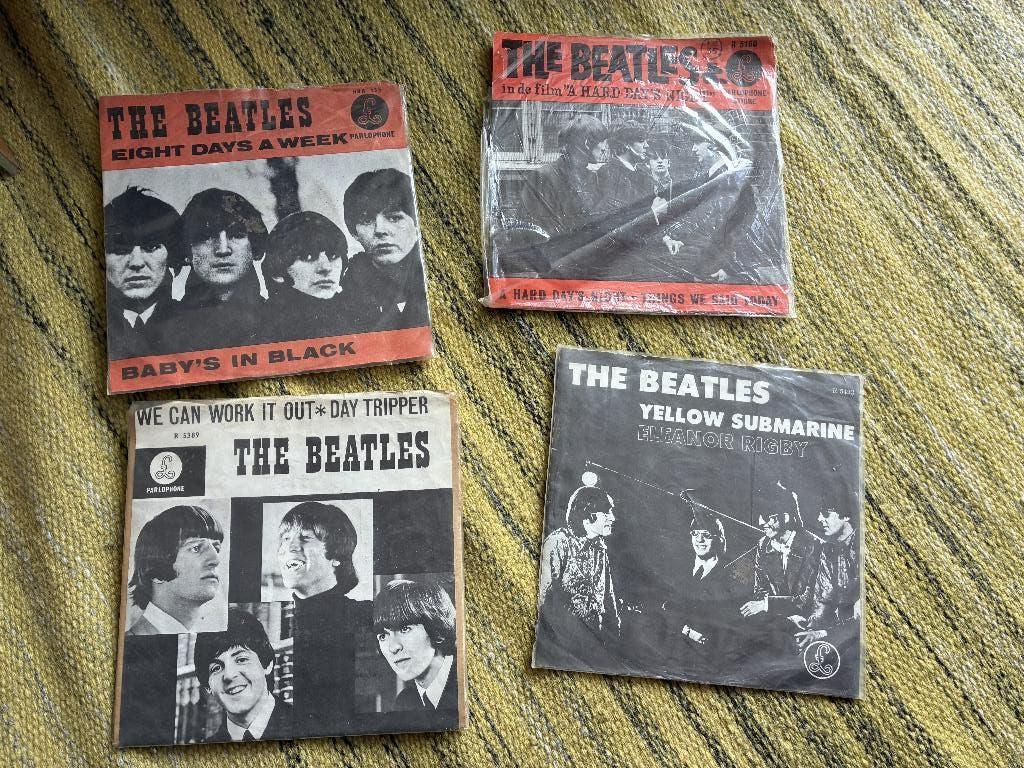 4 beatles singles in heel mooie staat in 1 koop, Ophalen of Verzenden, 1960 - 1969, Zo goed als nieuw, 7 inch