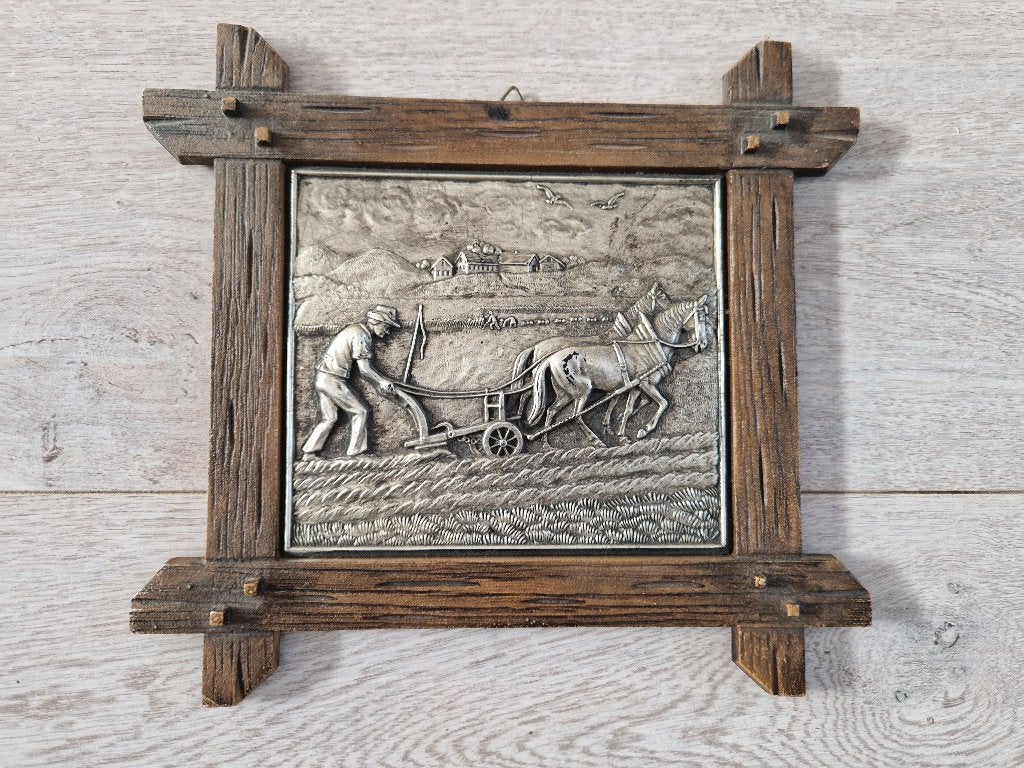 Een decoratief wandbord van ploegende boer met paarden, Verzenden