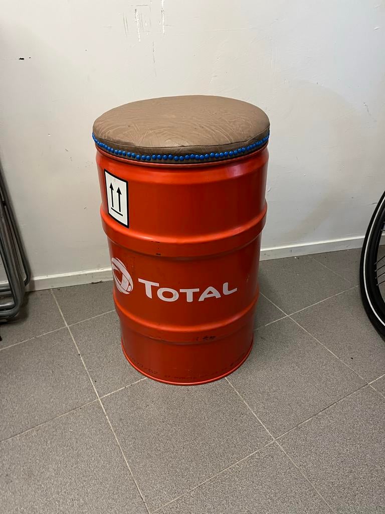 Unieke Total olievat kruk met kussen, Ophalen, Gebruikt, IJzer