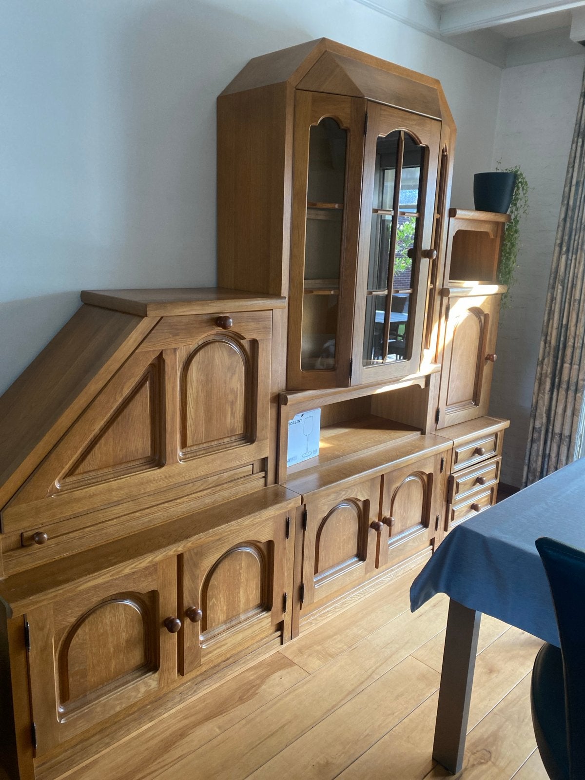 Massief eikenhouten wandmeubel met secretaire en vitrine, Ophalen, 250 tot 300 cm, Gebruikt, 200 cm of meer