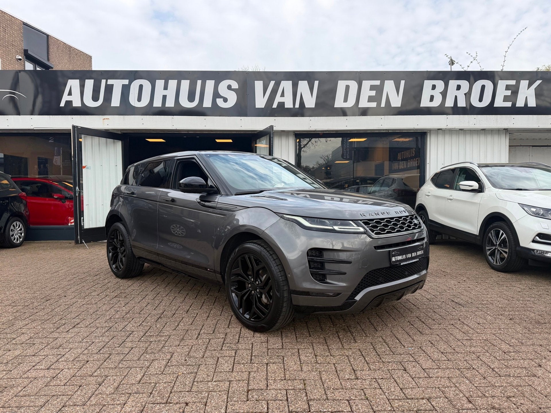 Land Rover Range Rover Evoque 2.0 P200 AWD R-Dynamic|Dealer, Auto's, Gebruikt, Zwart, 4 cilinders, Adaptive Cruise Control