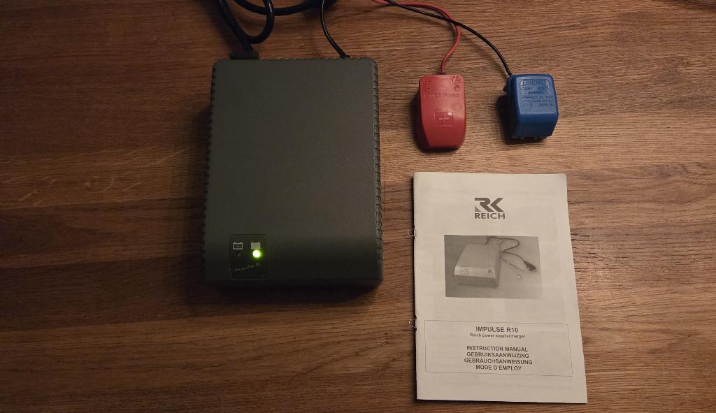 Reich AGM acculader + accubak, Ophalen, Gebruikt