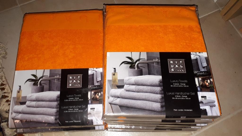 Rituals handdoeken Luxury towels oranje NIEUW IN VERPAKKING, Huis en Inrichting, Badkamer | Badtextiel en Accessoires, Nieuw, Handdoek