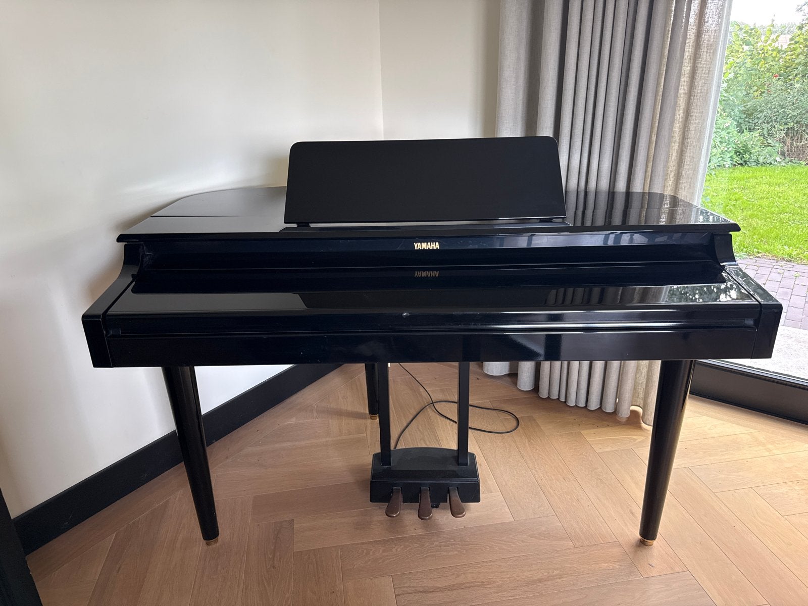 Foto 4 van Yamaha Clavinova CLP-555  Digitale Vleugel Zwart Hoogglans