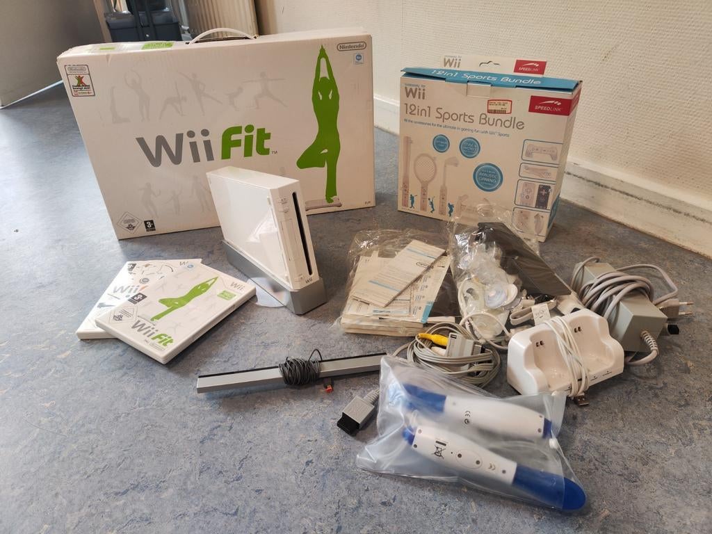 Nintendo Wii Fit Bundel met accessoires en games, Spelcomputers en Games, Ophalen, Gebruikt, Met 2 controllers, Met games