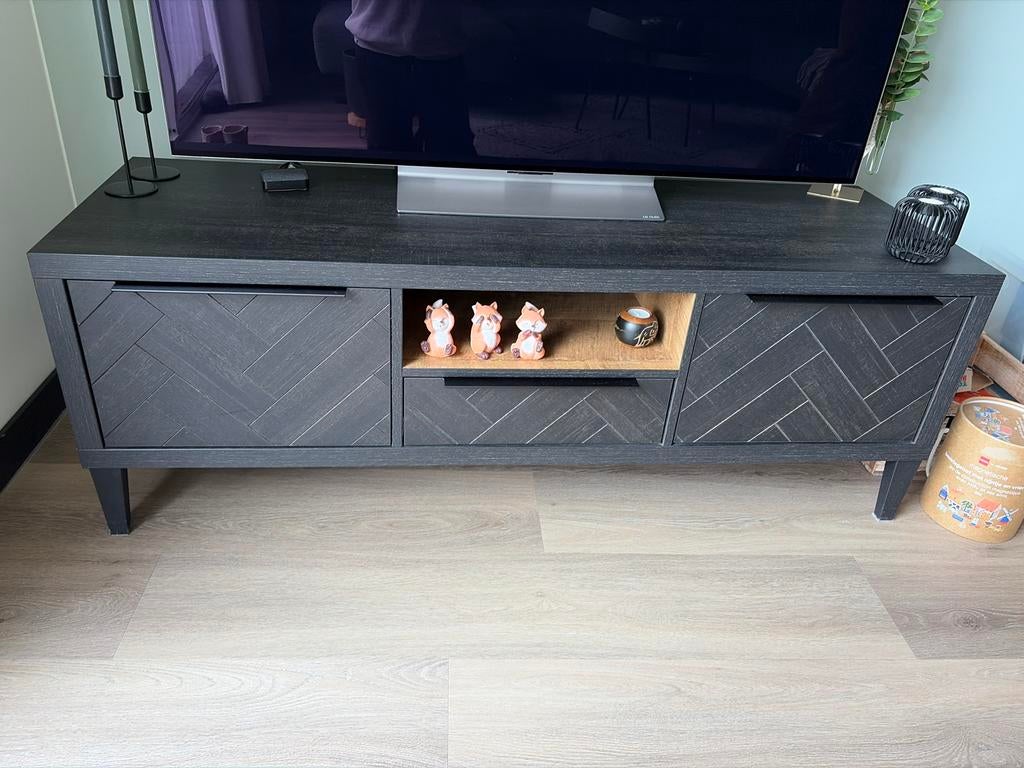 Modern zwart tv-meubel met visgraatmotief en opbergruimte, Ophalen, 100 tot 150 cm, Zo goed als nieuw, Minder dan 100 cm