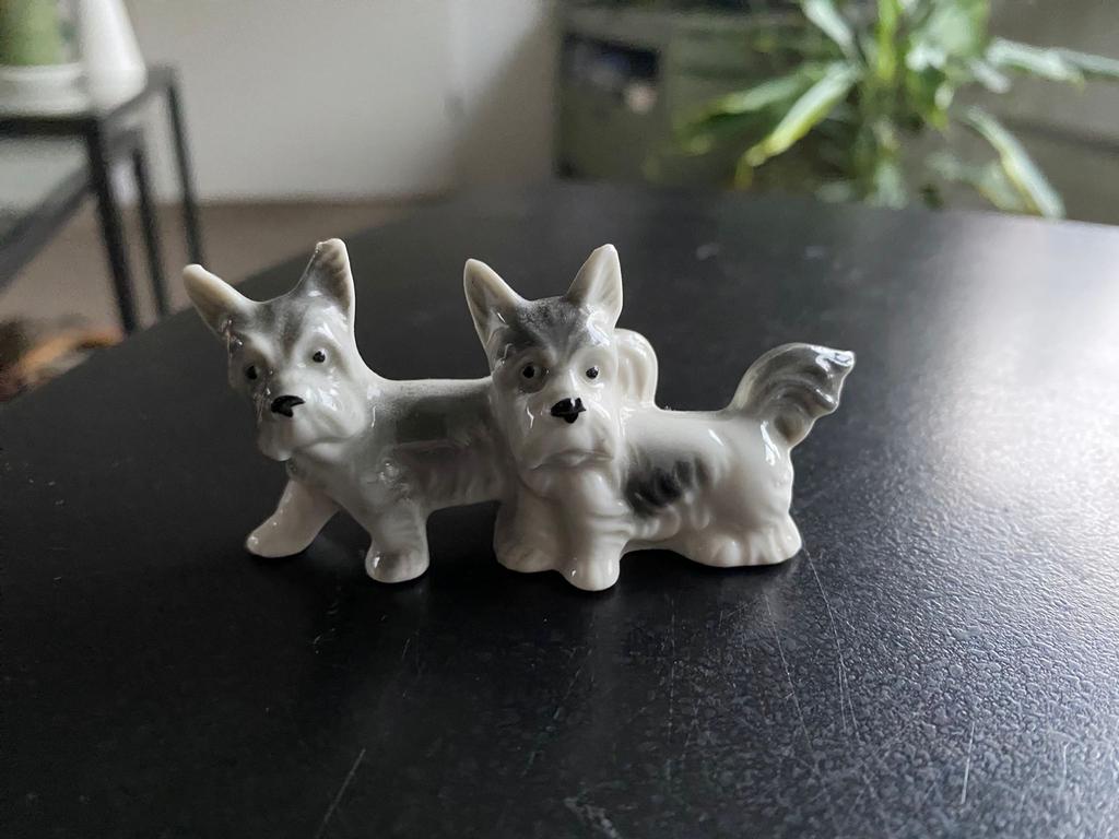 Schattig beeldje van twee terriërs letterbak, Ophalen of Verzenden, Zo goed als nieuw, Hond of Kat, Beeldje of Figuurtje