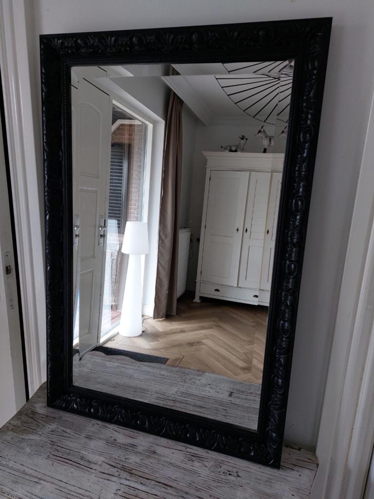 Mooie spiegel zwart gespoten 60 x 90, Huis en Inrichting, Ophalen, Zo goed als nieuw, Minder dan 100 cm, Rechthoekig