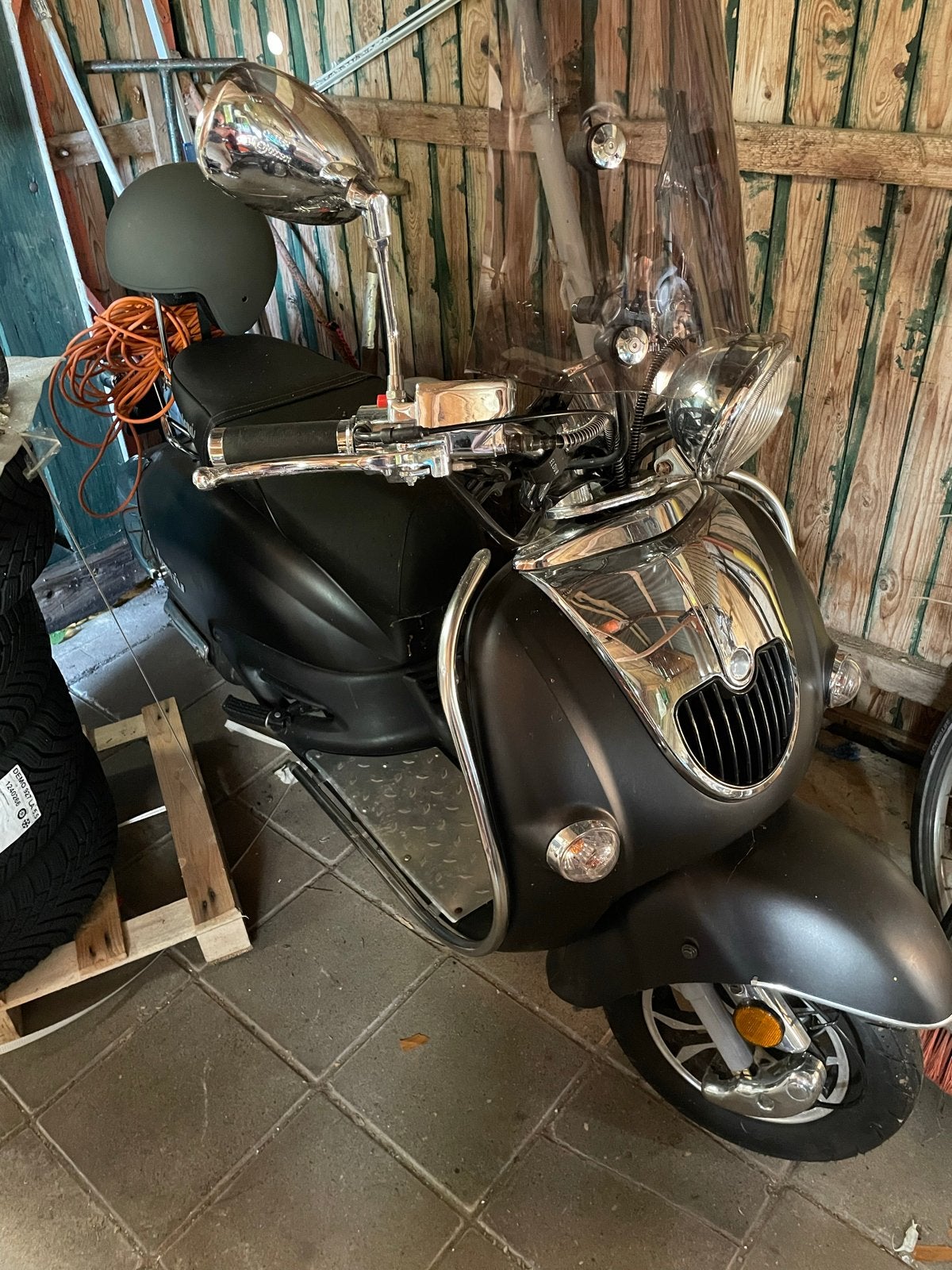 Zwarte La Souris scooter met windscherm en lage km-stand, Gebruikt, Benzine, Ophalen, Overige merken