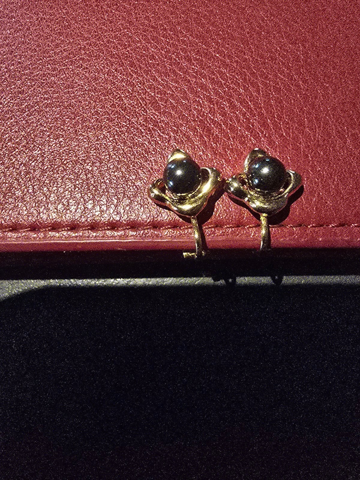 Goudkleurige clip oorbellen met Donkere Parel, Sieraden, Tassen en Uiterlijk, Oorbellen, Zo goed als nieuw, Goud, Goud, Ophalen of Verzenden