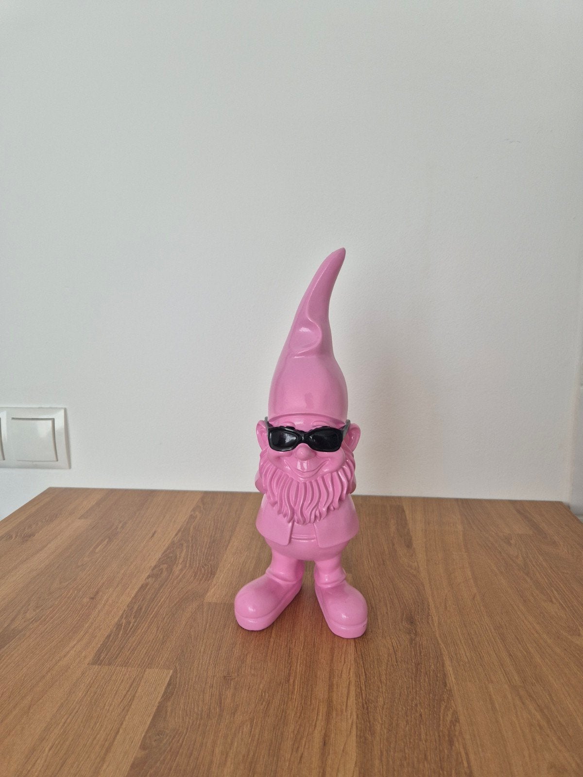 Roze polyester kabouter met puntmuts en zonnebril - 28cm, Ophalen of Verzenden, 5046ac, Info@luckyart.nl, Luckyart