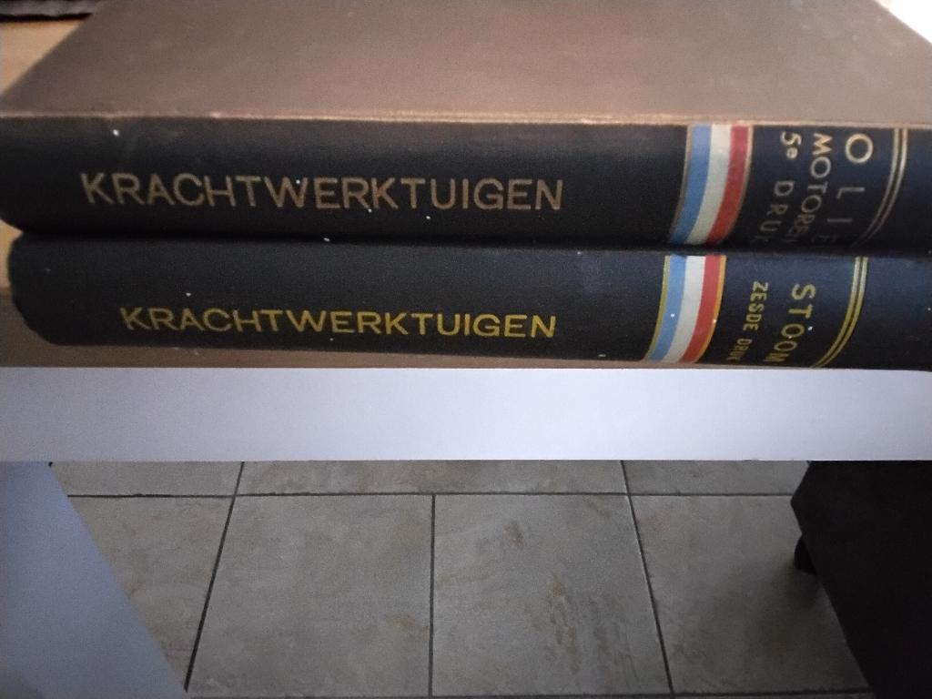 2 Boeken over krachtwerktuigen Olie motoren en stoom, Ophalen of Verzenden, Gelezen, Overige onderwerpen