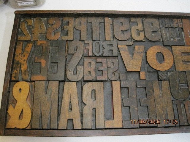 86/37 cm houten drukletters in lijst antiek (395), Antiek en Kunst, Curiosa en Brocante, Ophalen of Verzenden