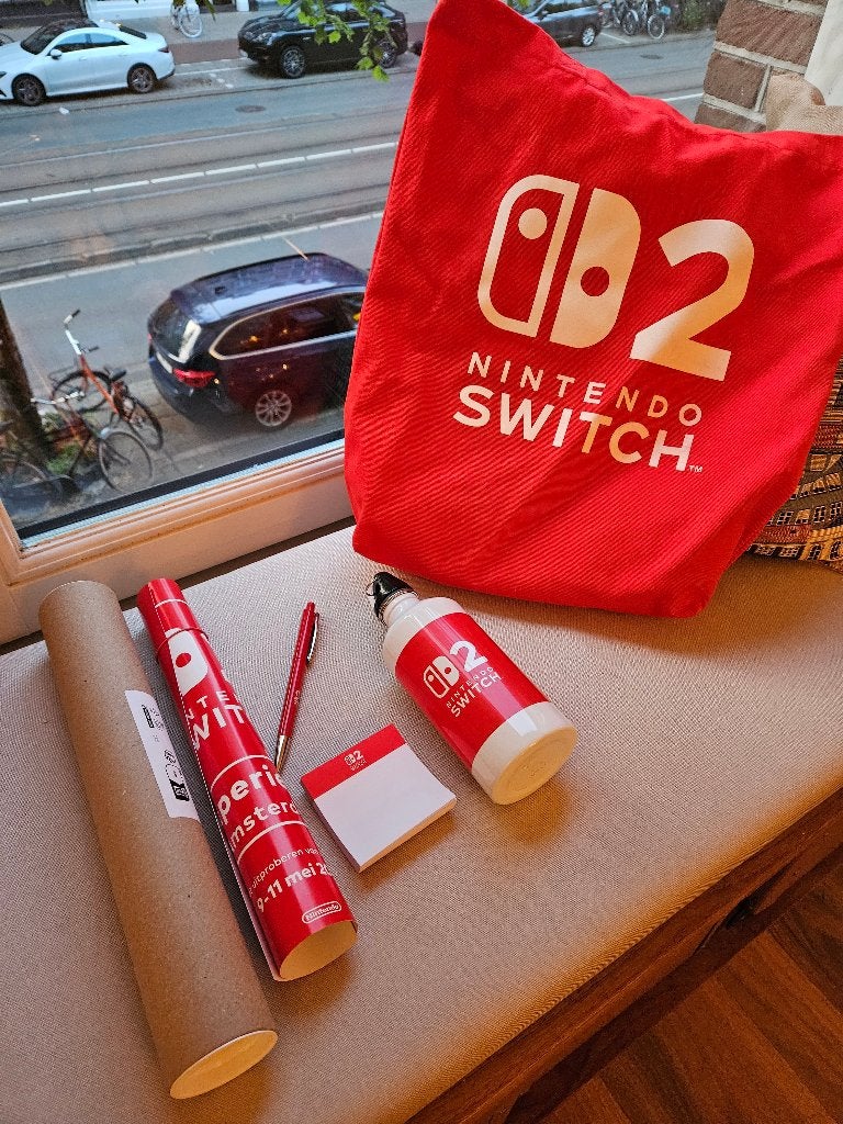 Official Nintendo Switch 2 tote bag with Nintendo goodies, Ophalen of Verzenden, Nieuw, Rood