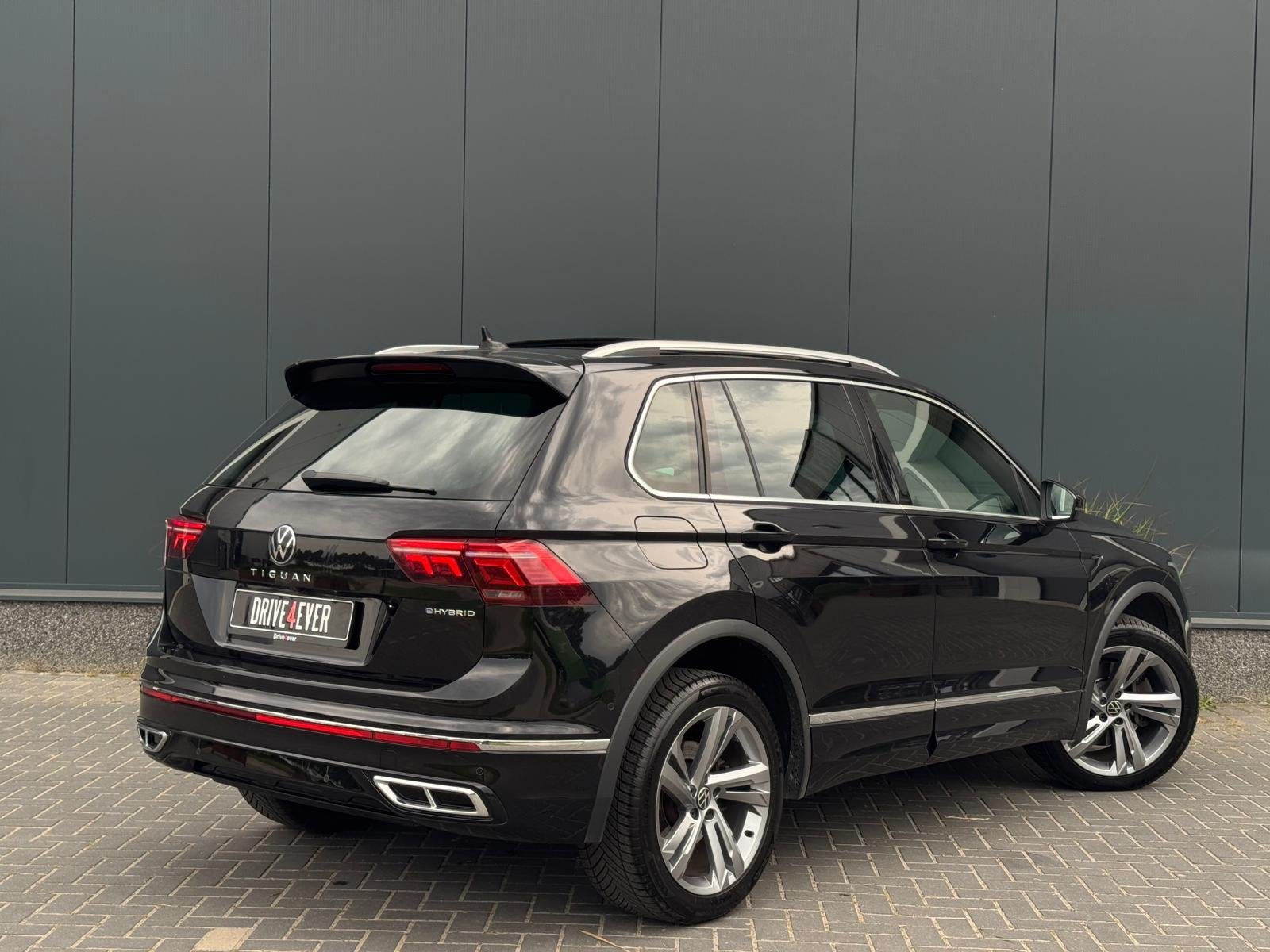 Volkswagen Tiguan 1.4 TSI eHybrid 3x R-Line FULL PANO | NAVI, Auto's, Zwart, 4 cilinders, Zwart, Hybride Elektrisch/Benzine