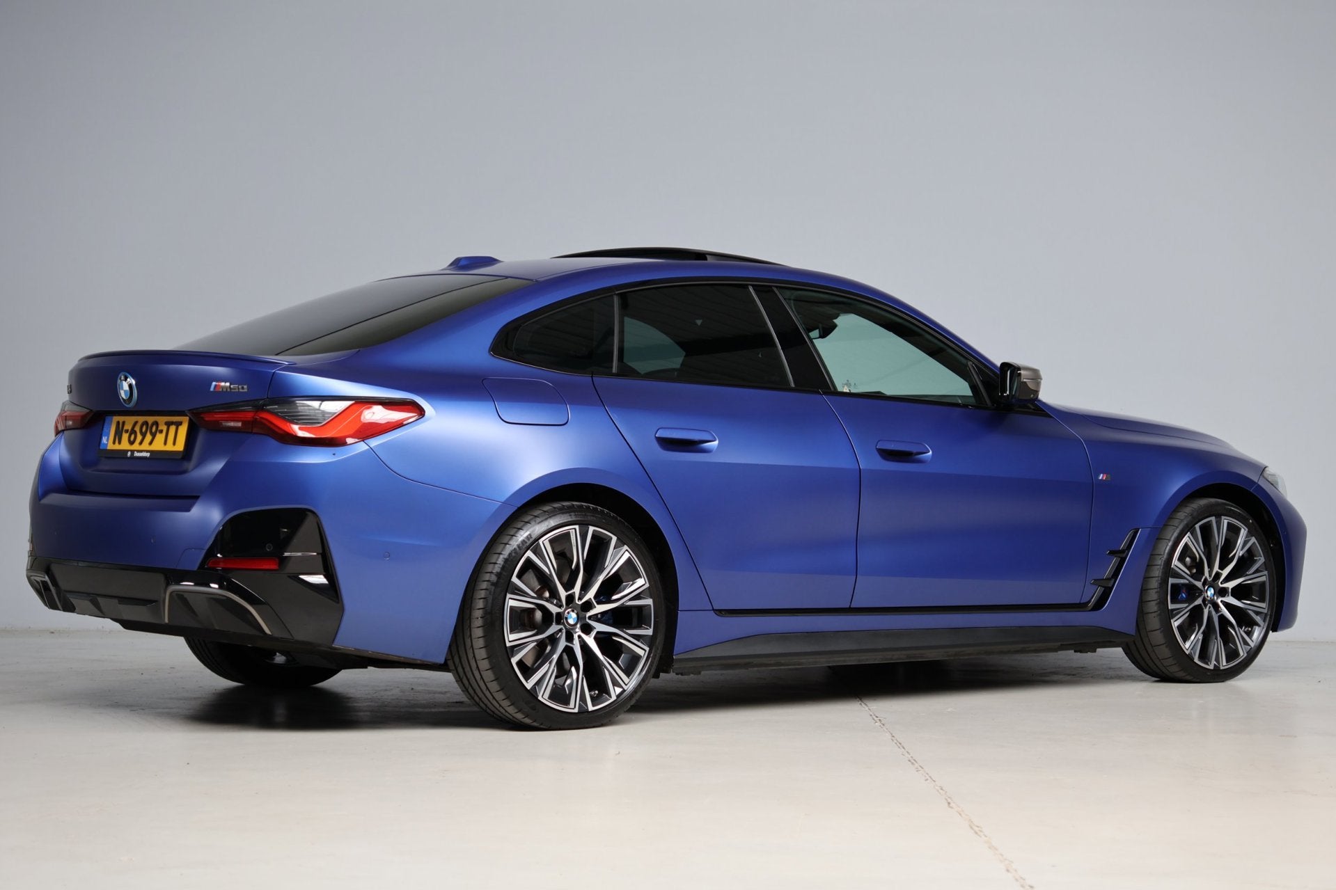 BMW I4 M50 High Executive M-sport | schuifkanteldak | m-spor, Auto's, Dealer onderhouden, Gebruikt, Zwart, 110 €/maand