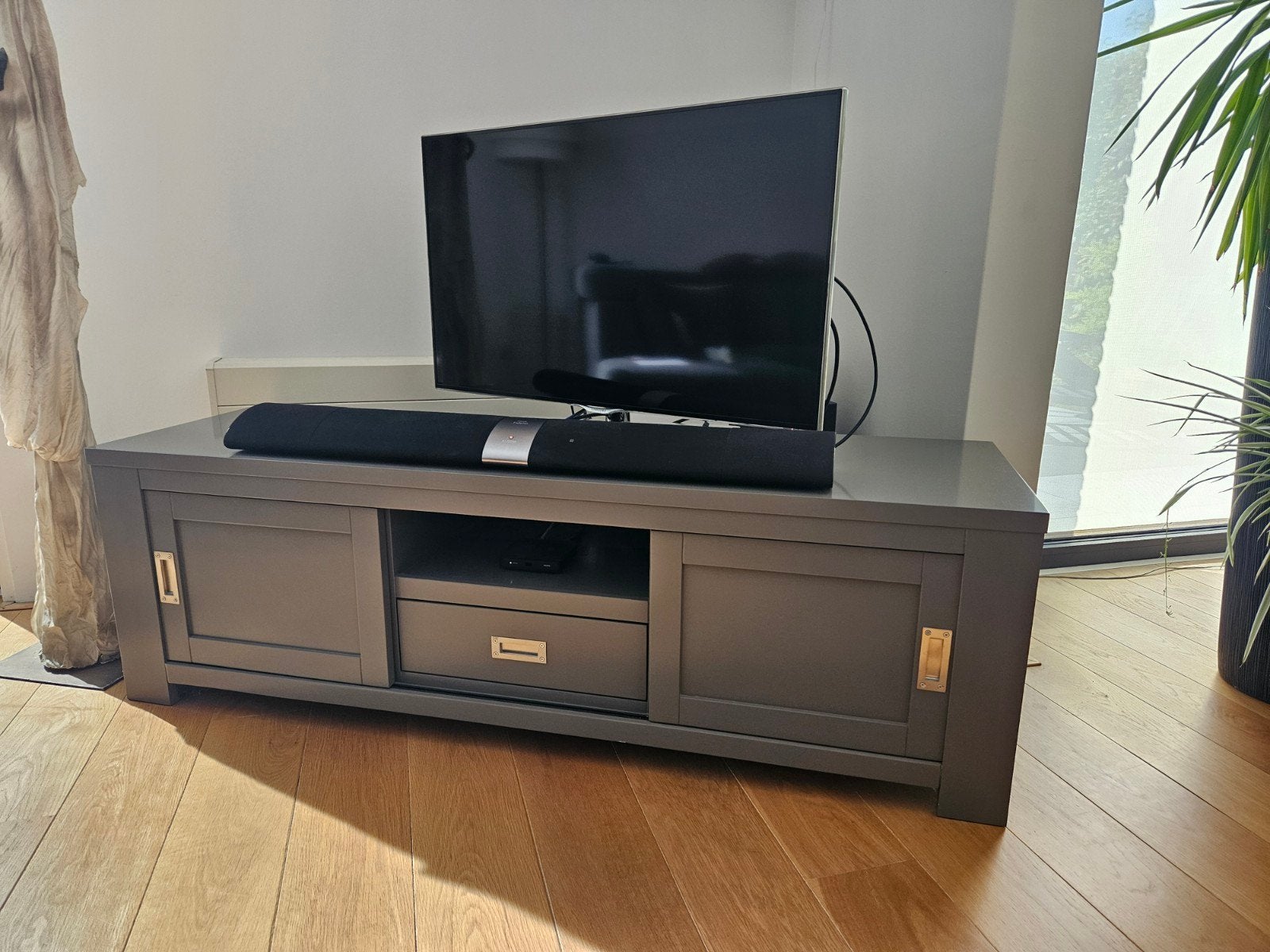 Stijlvol grijs tv-meubel met schuifdeuren en lade, Ophalen, Modern, Klassiek, Gebruikt, 150 tot 200 cm