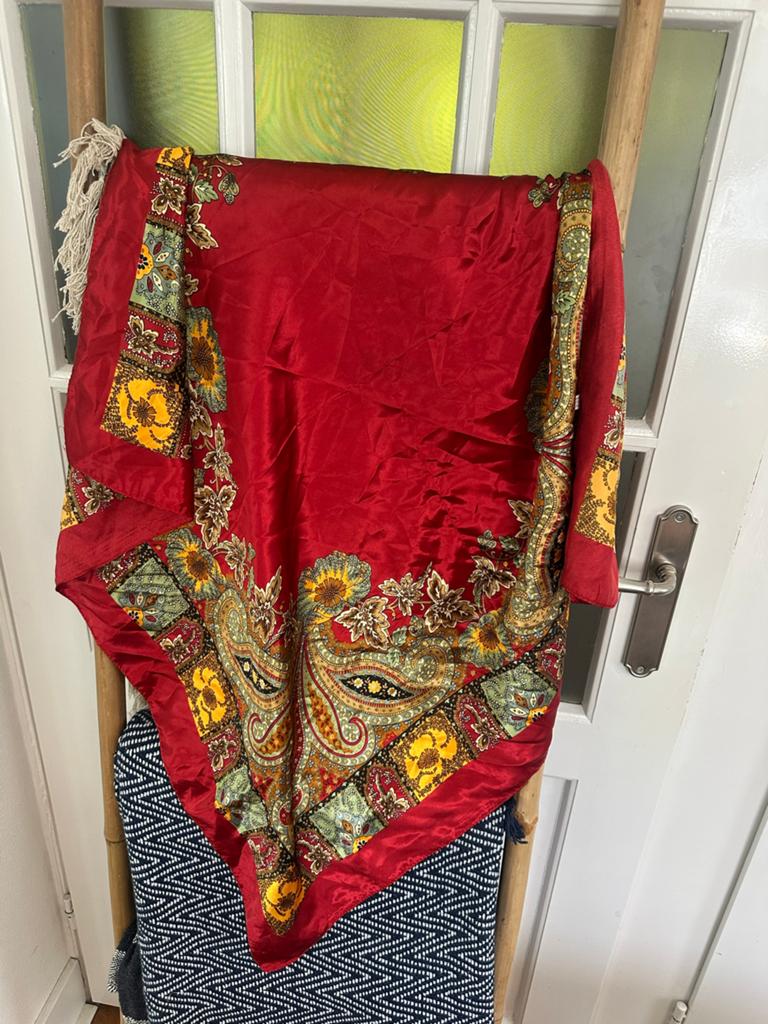 Vintage Retro Zijden Look Sjaaltje Rood Bloemen, Ophalen of Verzenden, Zo goed als nieuw