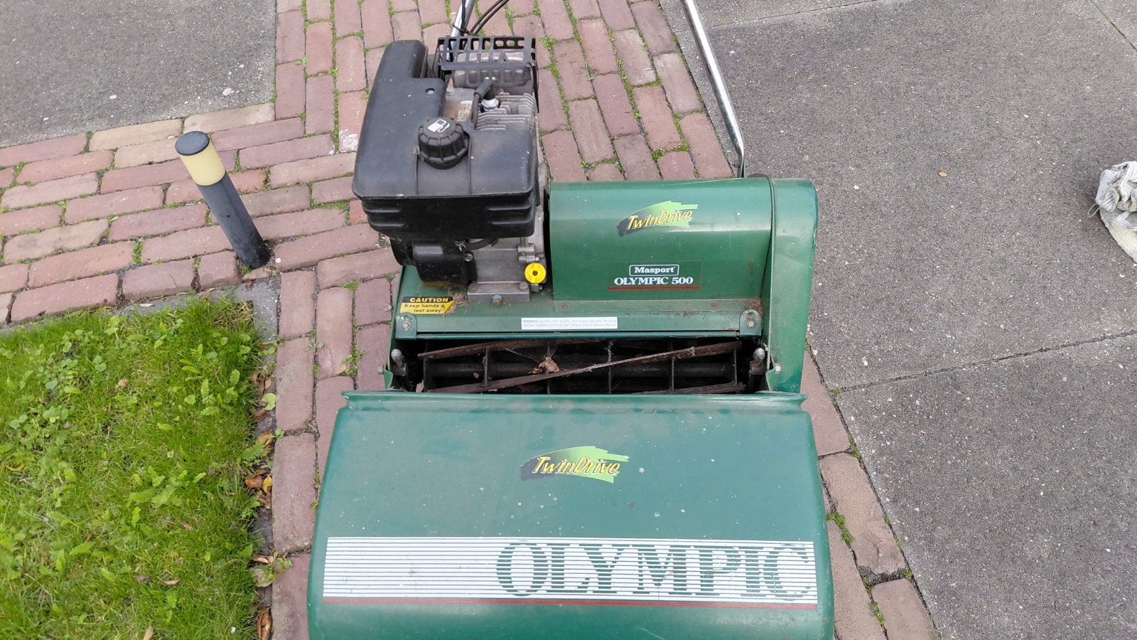 Gemotoriseerde graskooimaaier van het merk Olympic, Ophalen, Gebruikt