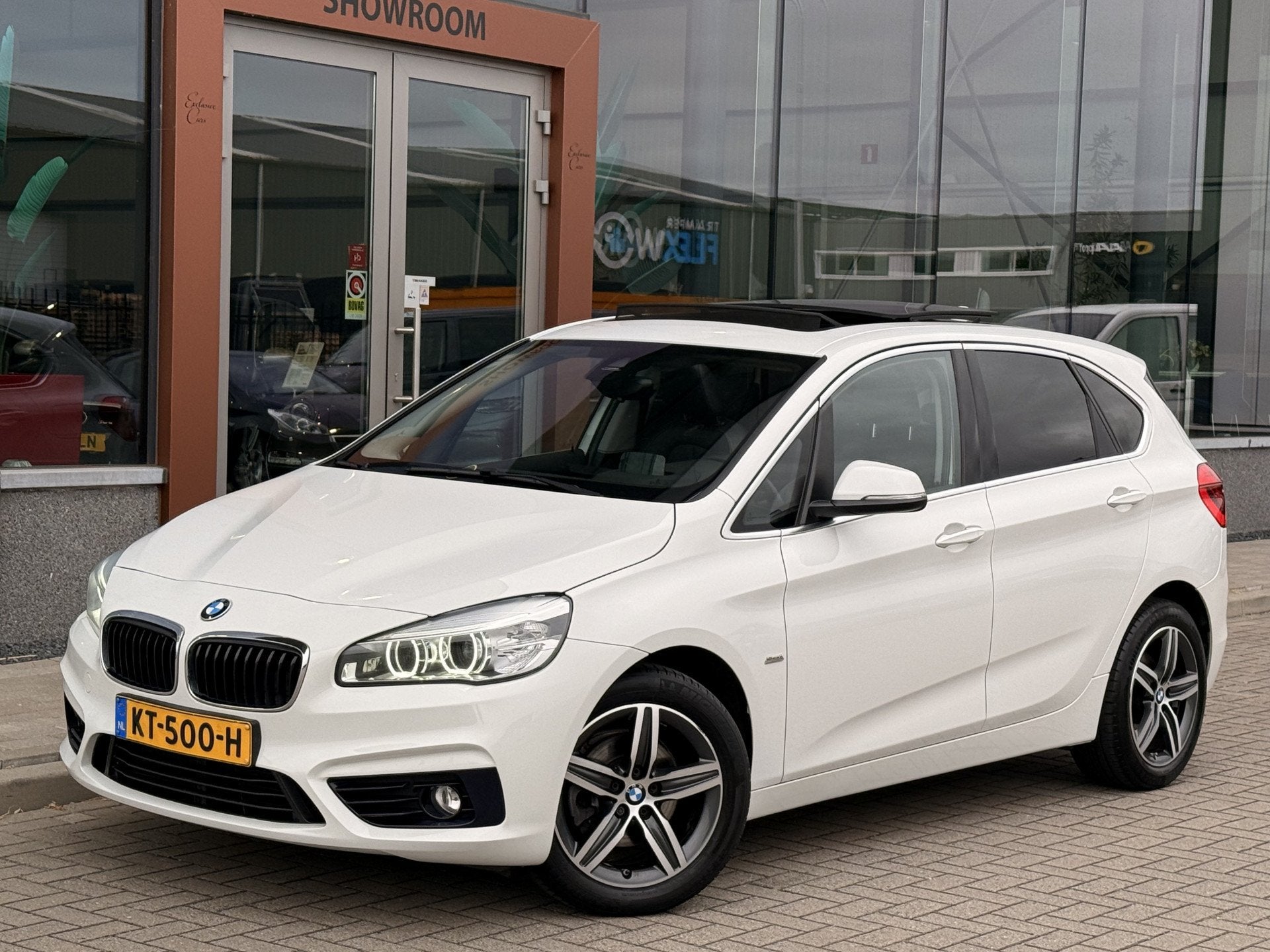BMW 2 Serie Active Tourer 216d Centennial Sport Line | Pano, Auto's, Gebruikt, 116 pk, Wit, Bedrijf