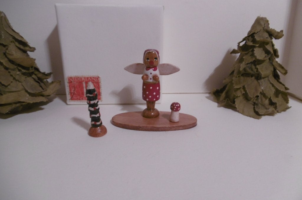 oud houten engel popje boom paddenstoel miniatuur engeltje, Verzamelen, Verzenden, Poppenhuis