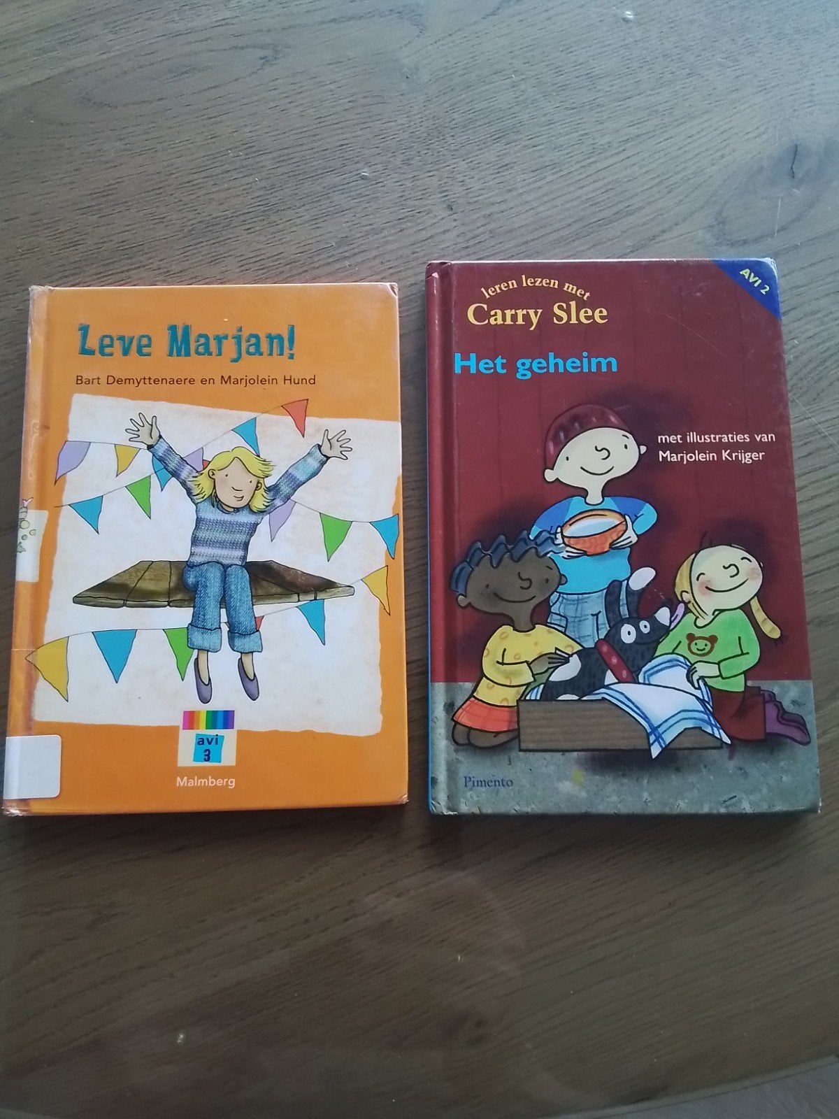 Carry Slee - Het geheim. en Leve Marjan. AVI 2 en 3, Boeken, Fictie algemeen, Carry Slee, Ophalen of Verzenden, Zo goed als nieuw