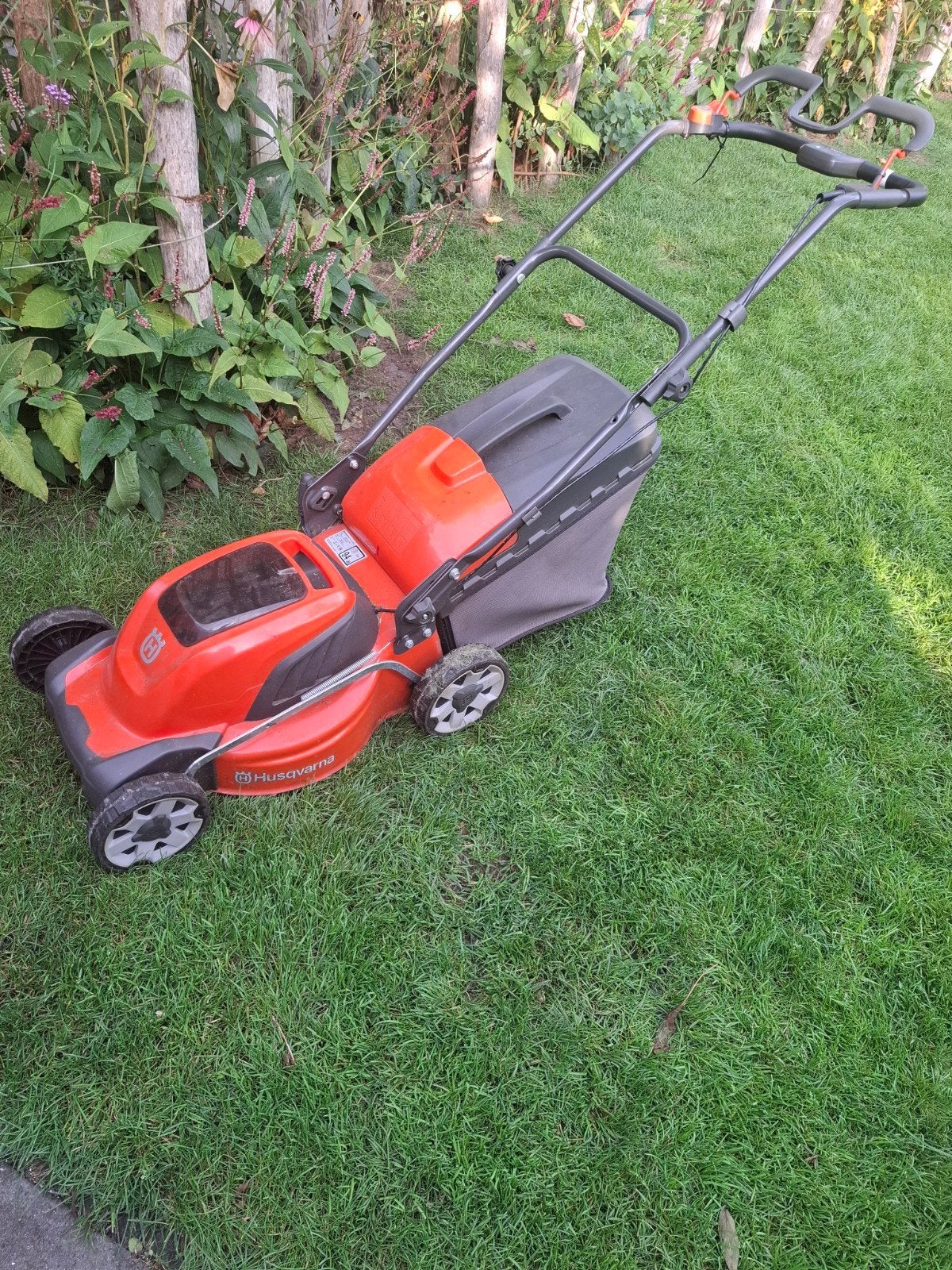 Husqvarna LC 141Li Accu Grasmaaier met Accu en Snellader, Ophalen of Verzenden, Zo goed als nieuw, Accu-grasmaaier, Husqvarna