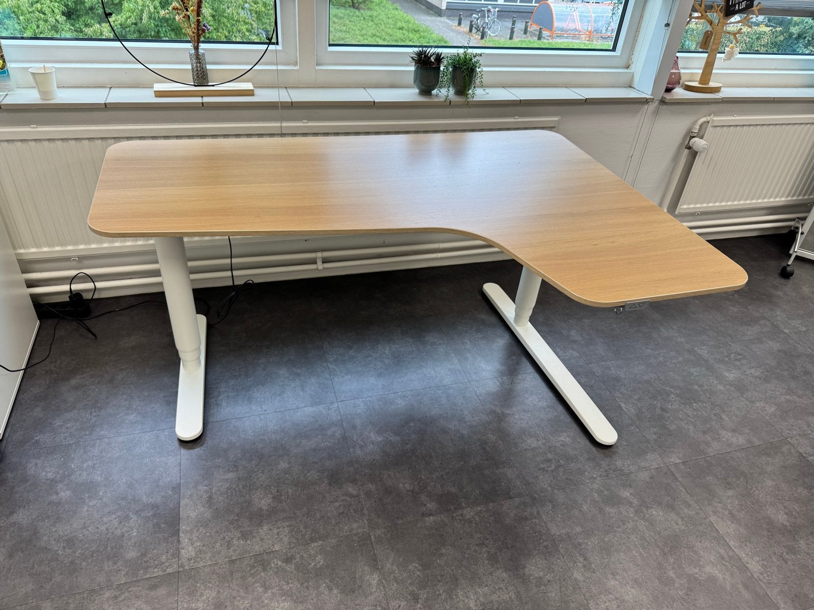 IKEA Bekant Elektrisch Verstelbaar Hoekbureau - Houtlook, Huis en Inrichting, Ophalen, Elektrisch, Gebruikt, Spaanplaat of MDF