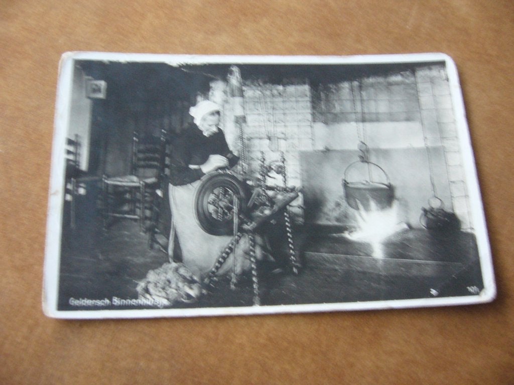 GELDERLAND = GELDERSCH BINNENHUISJE M. VROUW AAN SPINNENWIEL, Ophalen of Verzenden, 1920 tot 1940, Gelopen, Gelderland