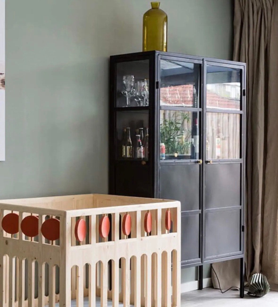 Bodilson spirit vitrine kast zwart metalen kast, Ophalen, Met deur(en), 50 tot 100 cm, Zo goed als nieuw