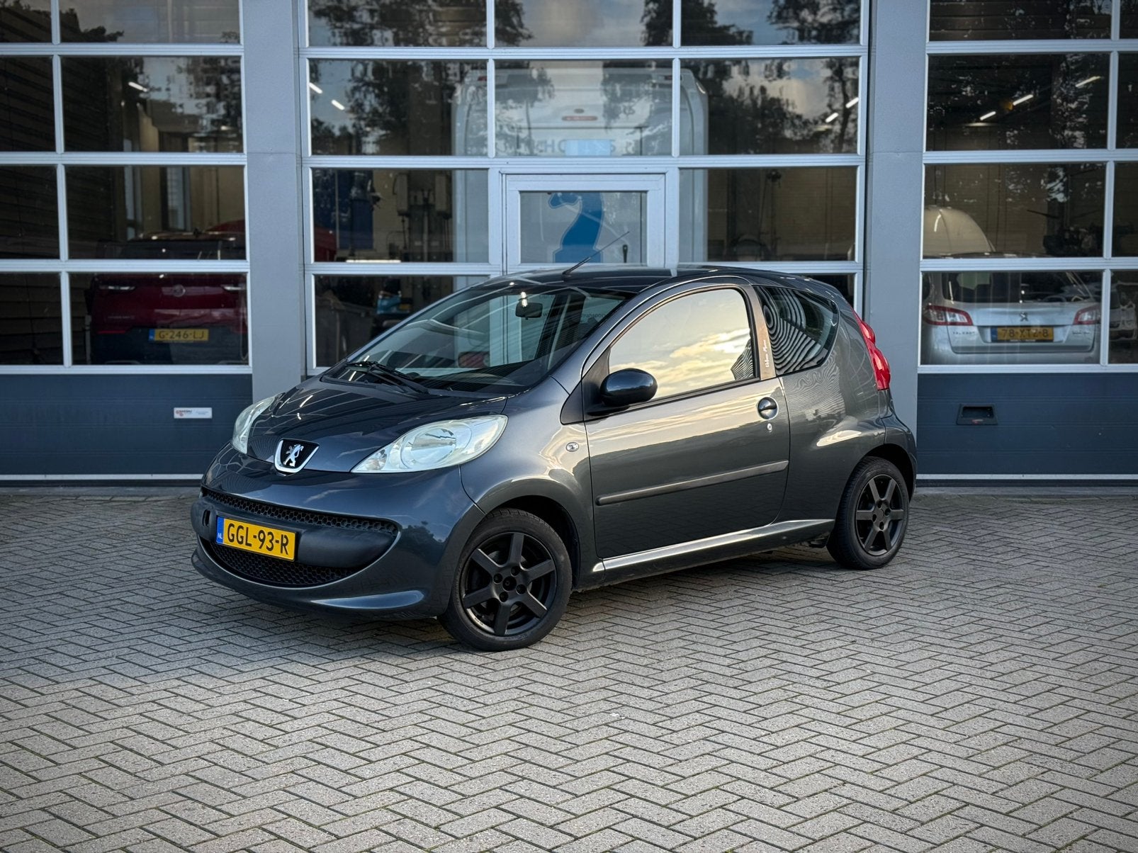 Peugeot 107 1.0 12V 3DR 2008 Grijs | Airco | Elektr ramen, Auto's, Voorwielaandrijving, Stof, 4 stoelen, 68 pk