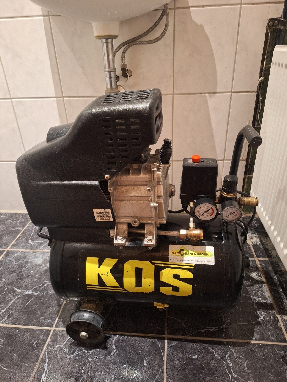 Compressor KOS 8bar 24L, Doe-het-zelf en Verbouw, Ophalen, Gebruikt, 6 tot 10 bar, Minder dan 200 liter/min