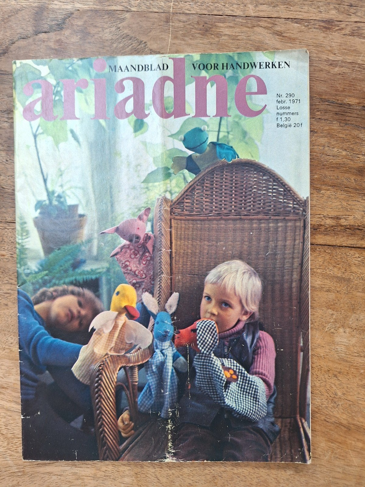 Ariadne Maandblad voor Handwerken - Februari 1971, Ophalen of Verzenden, Gebruikt, Handborduren, Patroon