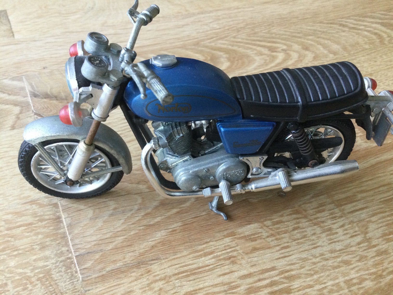 Norton model motor Commando 750., Ophalen of Verzenden, Zo goed als nieuw, Motor