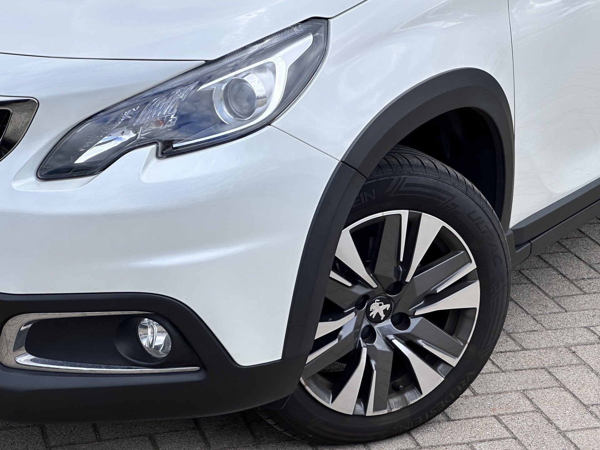 Peugeot 2008 1.2 PureTech Allure (bj 2018, automaat), Euro 6, 1199 cc, 1165 kg, Wit