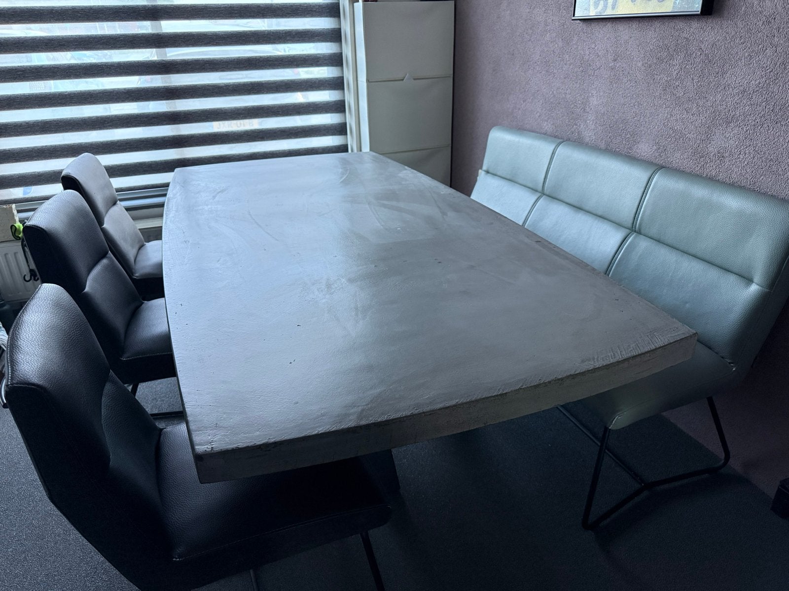 Hennes&Hazel betonlook eettafel met Xooon stoelen en bankje, Huis en Inrichting, Tafels | Eettafels, Ophalen, Overige materialen