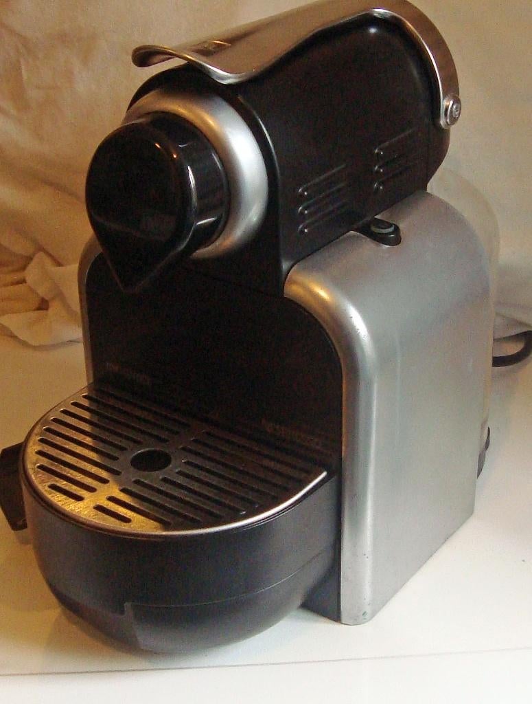 Nespresso Magimix Essenza, Witgoed en Apparatuur, Koffiezetapparaten, Ophalen, Afneembaar waterreservoir, Koffiemachine, Zo goed als nieuw