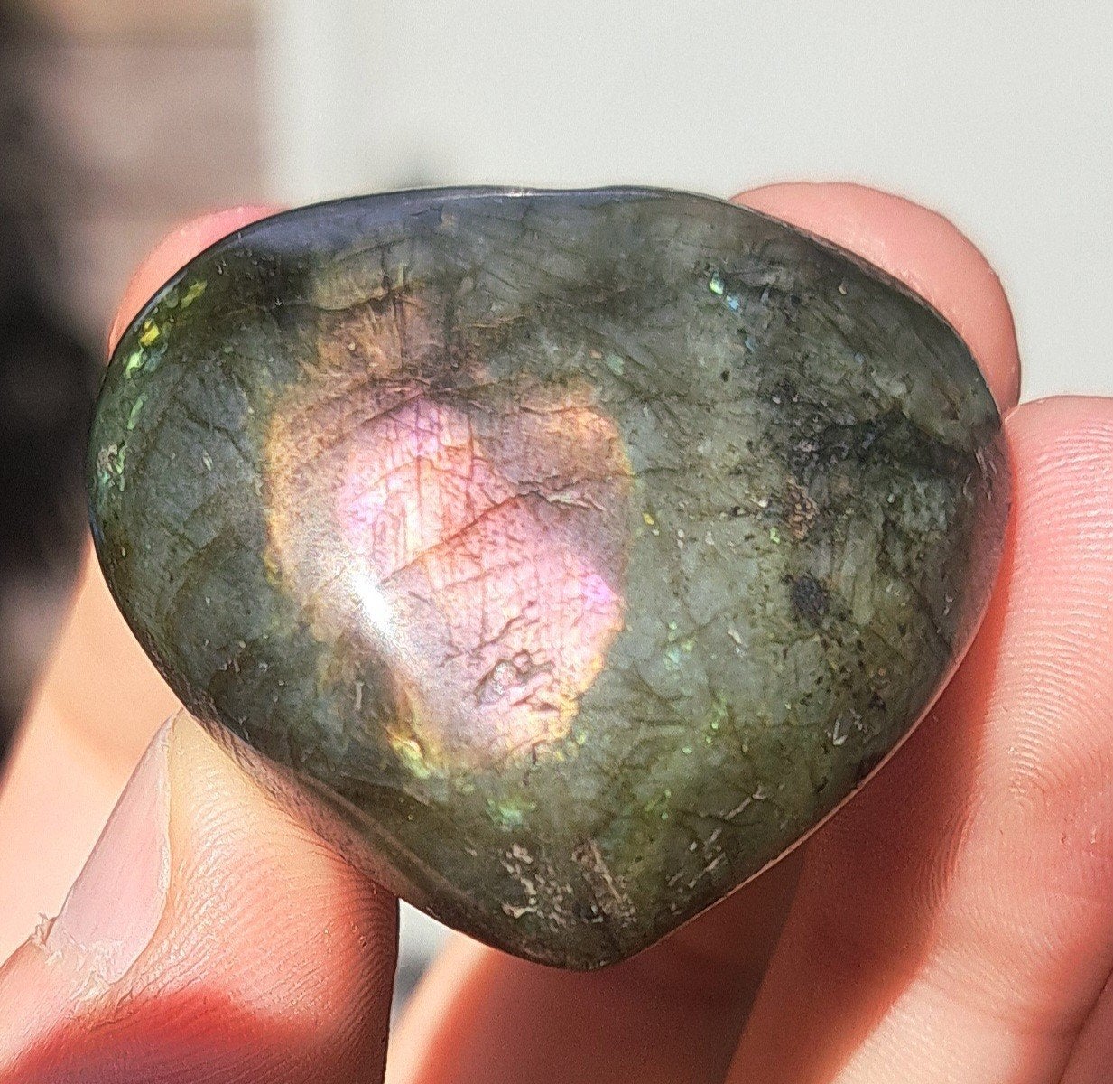 Labradoriet hartje met roze flash edelsteen mineralen stenen, Ophalen of Verzenden