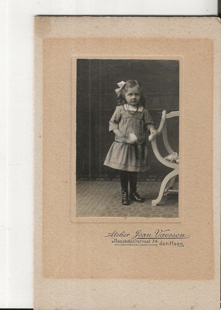 Den Haag Meisje met strik bij stoel J Vaassen Kabinetsfoto, Verzamelen, Ansichtkaarten | Nederland, Ophalen of Verzenden, Voor 1920